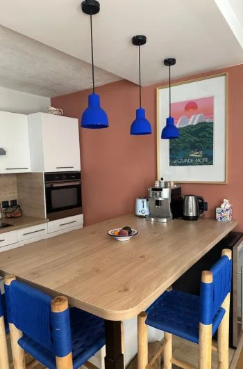Cuisine rénovée à La Grande Motte avec peps, dans des tons terracotta et bleu électrique